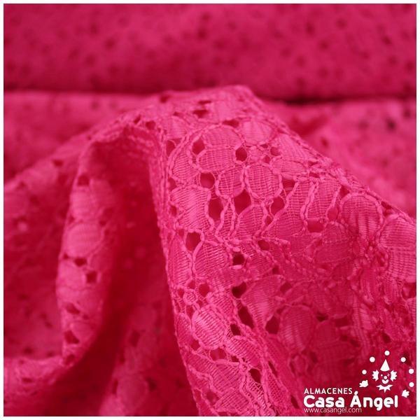 TELA DE ENCAJE CON FLORES FUCSIA EN BORDADO MECÁNICO SERIE ELLE 150cm