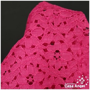TELA DE ENCAJE CON FLORES FUCSIA EN BORDADO MECÁNICO SERIE ELLE 150cm