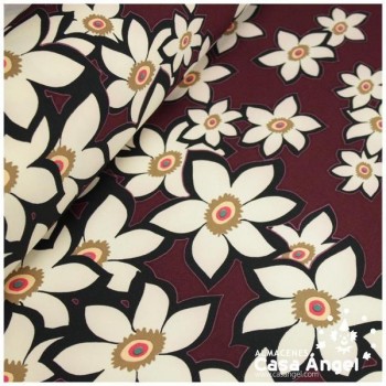 TEJIDO ELÁSTICO COLOR CARDENAL CON ESTAMPADO DE FLORES