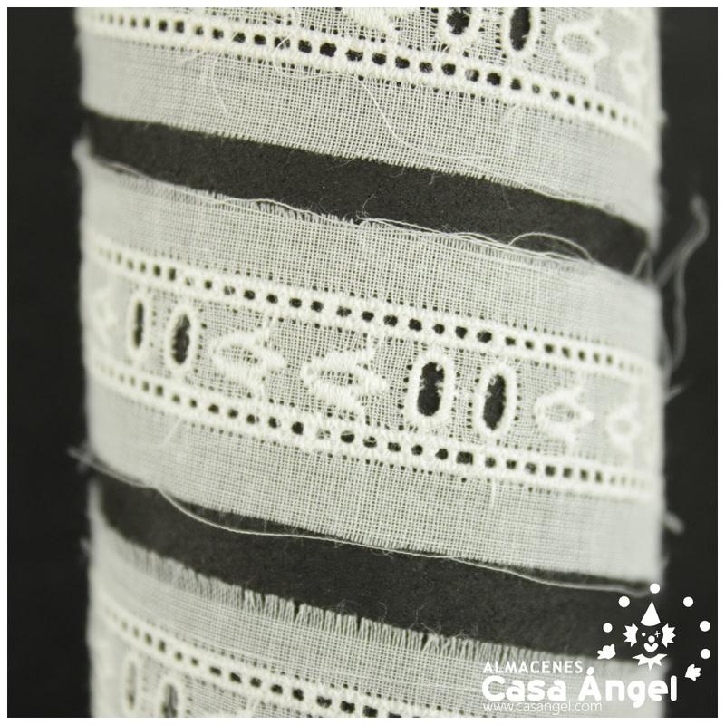 PASACINTAS DE ALGODÓN CON HOYUELOS Y BORDADURA BEIGE 22mm