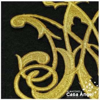 APLICACIÓN ECLESIÁSTICA BORDADA INICIAL M ORO 10x10cm