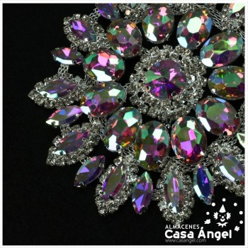 APLIQUE METÁLICO COLOR PLATA EN FORMA DE FLOR CON PIEDRAS IRIDISCENTES 11cm