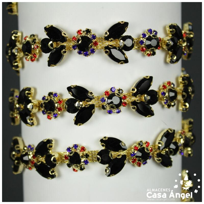 PASAMANERÍA DORADA CON PEDRERÍA NEGRA Y DETALLES FLORALES 22mm