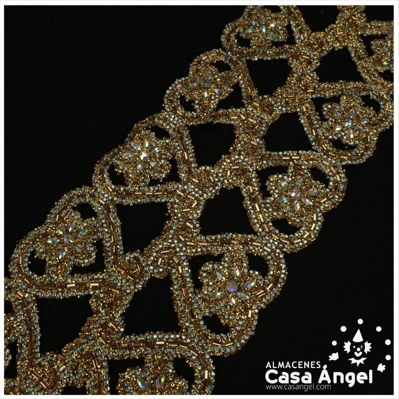 APLICACIÓN PVC COLOR ORO CON PEDRERÍA Y ROCALLA FORMAS DE CORAZONES 75cm