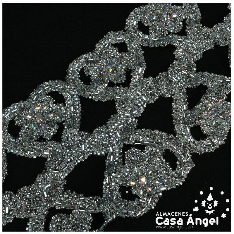 APLICACIÓN PVC COLOR PLATA CON PEDRERÍA Y ROCALLA DISEÑO CORAZONES 75cm