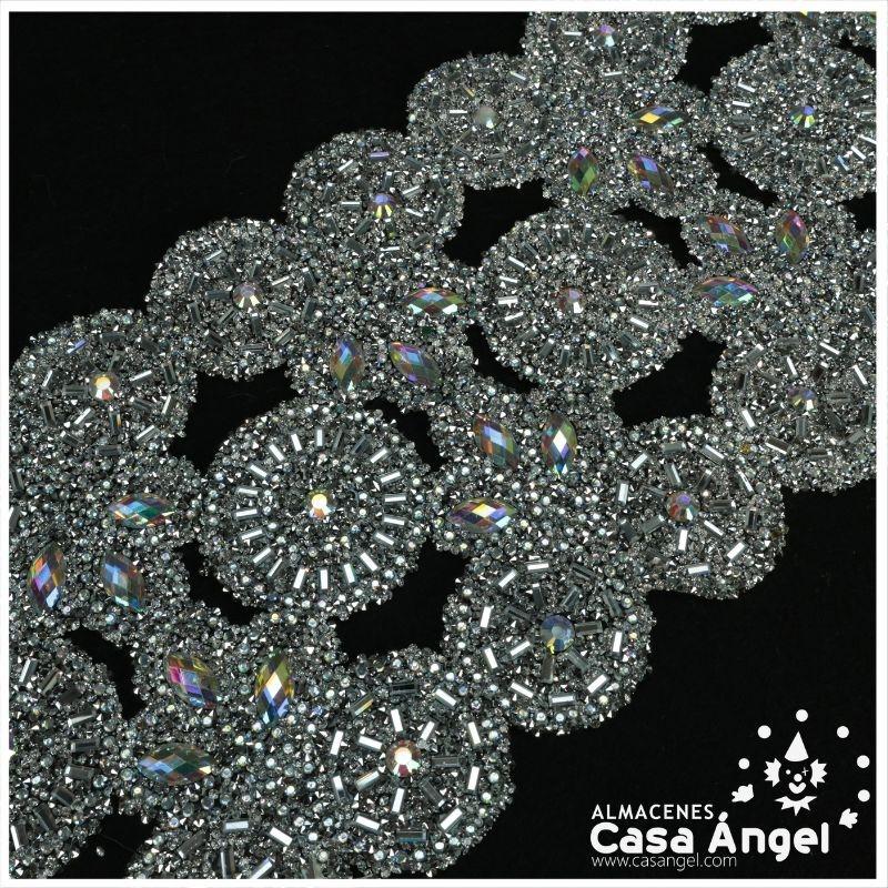 APLICACIÓN PVC COLOR PLATA CON PEDRERÍA Y ROCALLA 75cm