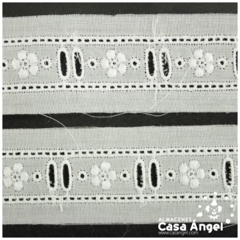CINTA ENTREDÓS BLANCA BORDADA CON PASACINTAS 30mm
