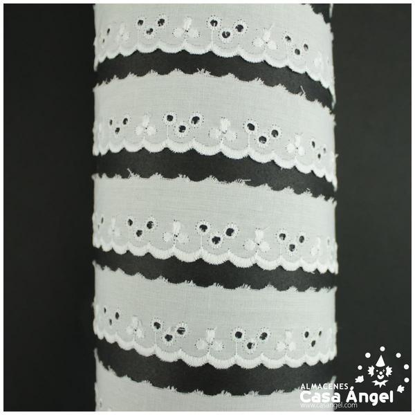 TIRA DE BATISTA MICROPERFORADA CON RIBETE EN ONDAS 25mm