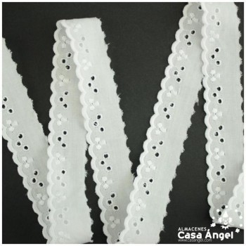 TIRA DE BATISTA MICROPERFORADA CON RIBETE EN ONDAS 25mm