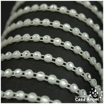 TIRA DE BRILLANTES DE STRASS CRISTALINO CON SOPORTE PLÁSTICO BLANCO 5mm