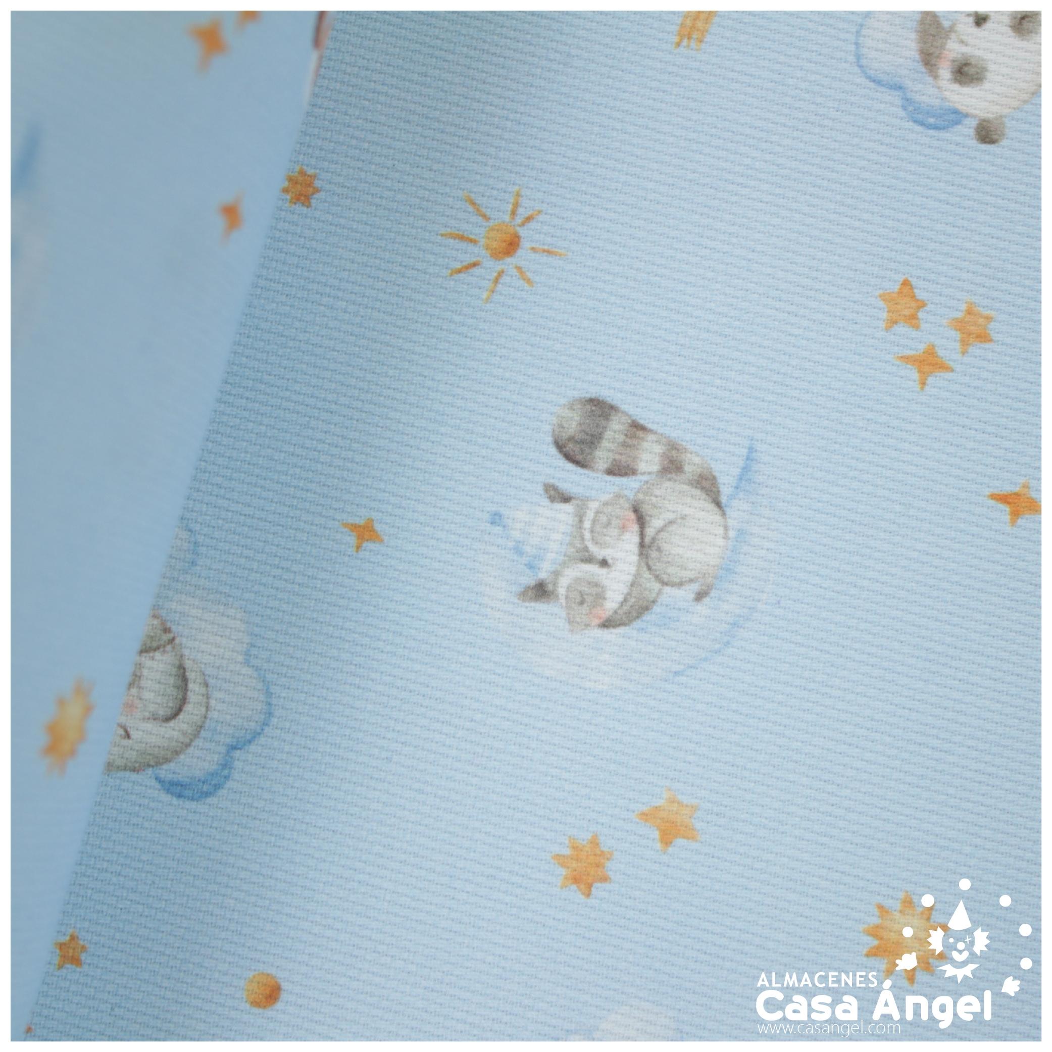 PIQUÉ ALGODÓN MAPACHES Y ESTRELLAS FONDO AZUL BEBÉ 150cm