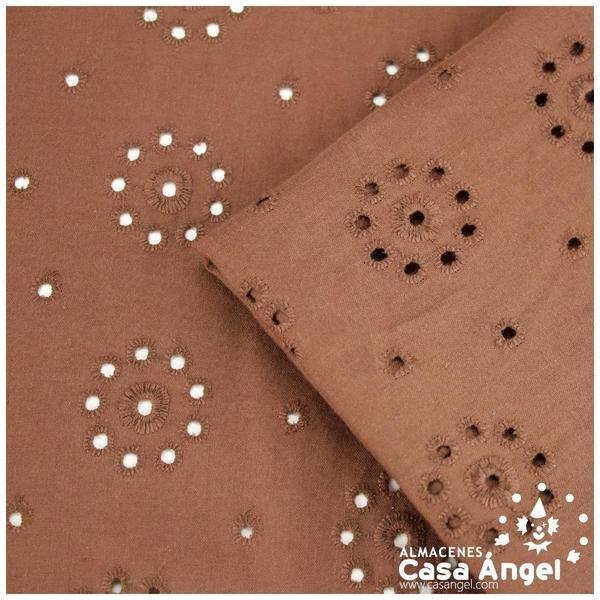 BATISTA COLOR MARRÓN PERFORADA DE ALGODÓN