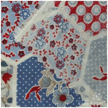 PATCHWORK PATRÓN HEXÁGONOS Y FLORES AZUL 145cm