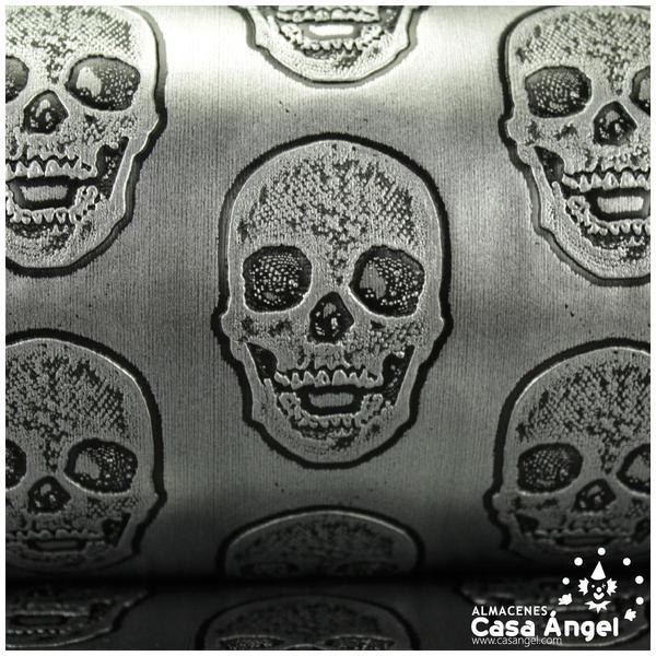 POLIPIEL COLOR PLATA CON ESTAMPADO DE CALAVERAS EN RELIEVE 140cm