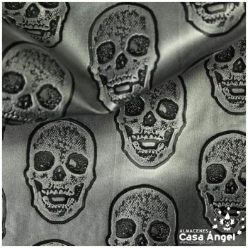 POLIPIEL COLOR PLATA CON ESTAMPADO DE CALAVERAS EN RELIEVE 140cm