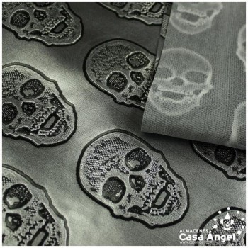 POLIPIEL COLOR PLATA CON ESTAMPADO DE CALAVERAS EN RELIEVE 140cm