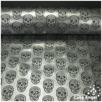 POLIPIEL COLOR PLATA CON ESTAMPADO DE CALAVERAS EN RELIEVE 140cm