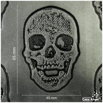 POLIPIEL COLOR PLATA CON ESTAMPADO DE CALAVERAS EN RELIEVE 140cm