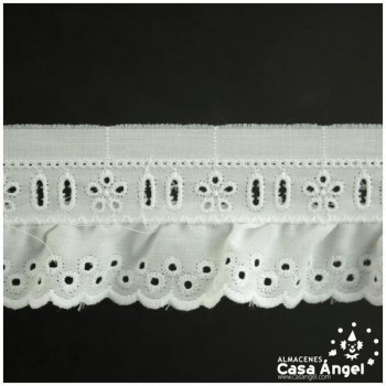 TIRA FRUNCIDA DE ALGODÓN BATISTA CON BORDADO INGLÉS DE FLORECILLAS 60mm