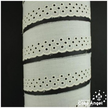 TIRA DE BATISTA CON PATRÓN DE PERFORACIONES BORDADAS 33mm