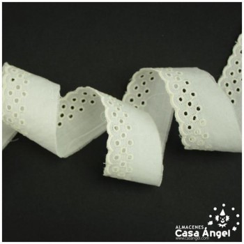 TIRA DE BATISTA CON PATRÓN DE PERFORACIONES BORDADAS 33mm
