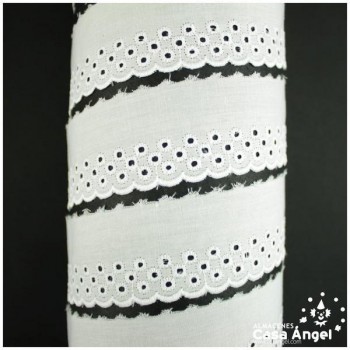 TIRA DE BATISTA CON PATRÓN DE PERFORACIONES BORDADAS 33mm