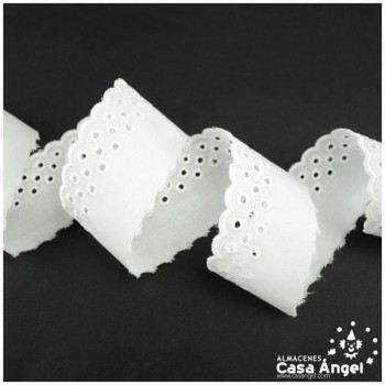 TIRA DE BATISTA CON PATRÓN DE PERFORACIONES BORDADAS 33mm