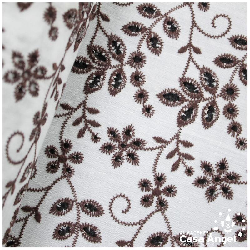 BATISTA BLANCA DE ALGODÓN BORDADO MARRÓN FLORES 150cm