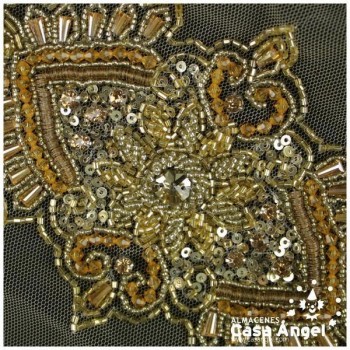 PASAMANERÍA COLOR ORO BORDADA EN TUL CON CRISTAL Y ROCALLA