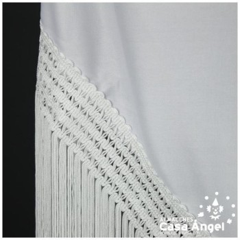 MANTÓN FLAMENCO BLANCO LISO CON FLECO CALADO DE CUQUILLO