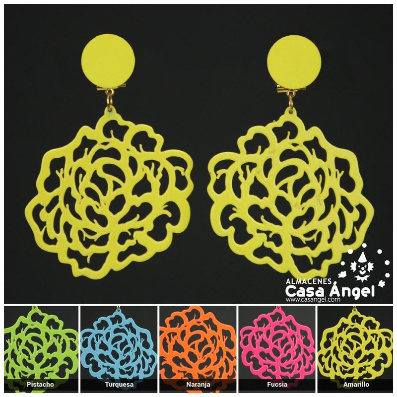 PENDIENTES DE ACRÍLICO CON FORMA DE FLOR CALADA