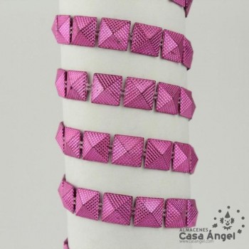 PASAMANERÍA CADENA TACHAS PIRÁMIDALES PVC 8mm