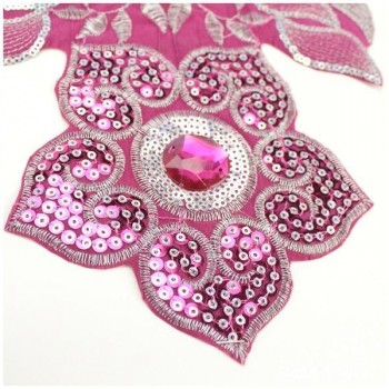 CUELLO TERMOADHESIVO FUCSIA CON LENTEJUELAS Y PIEDRAS SERIE GARDENIA