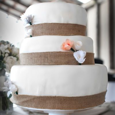 Decoraciones de tarta de boda con yute